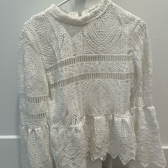 White Boohoo brand lace top bought at boutique. US size 6, fits like a small - Picture 4 of 5